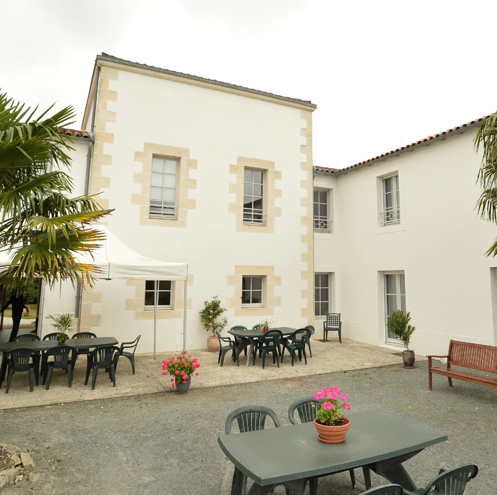 La cour arborée et le bâtiment de l’EHPAD de Charron
